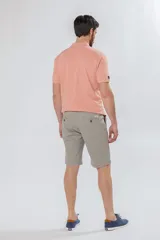 Bermuda clásica de gabardina color beige, con bolsillos traseros ojal con botón y etiqueta de la marca Legacy.