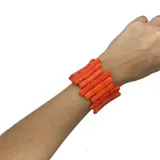 Pulsera elástica de resina color naranja con forma de ramas.
