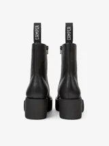 Botín negro de piel vacuna con plataforma y tacón escultural. Cuenta con plantilla reciclada OrthoLite y suela de EVA.