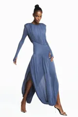 Vestido largo de punto color azul, con mangas largas, detalles drapeados superiores y falda fluida con diseño retorcido.