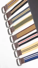 Cinto de tela canvas con galón de color, hebilla doble en metal gris y terminaciones en símil cuero.