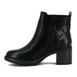 Botas de caña baja color negro, con taco cuadrado y detalle de hebilla metálica en el lateral.