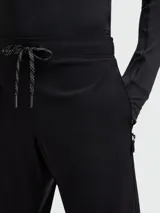 Pantalón deportivo negro de Moncler con cintura ajustable con cordón, bolsillos laterales con cierre y logo estampado en la pierna izquierda.