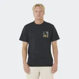 Remera negra de algodón con corte holgado y lavado a la piedra. Presenta un pequeño estampado gráfico en el pecho con motivos de ola y sol en tonos amarillo y gris, y el logo de Rip Curl verticalmente.