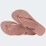 Ojotas Havaianas modelo Slim Flatform, color beige claro, con tiras finas metalizadas doradas y suela ligeramente elevada.