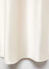 Falda midi color crema de tejido satinado con cintura elástica.