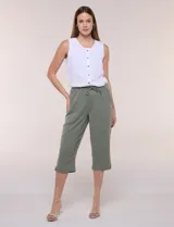 Pantalón capri de algodón a rayas verticales en tonos azul, celeste y blanco, con cintura elastizada, cordón de ajuste frontal y bolsillos aplicados.