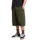 Bermuda Adidas Twill color verde militar, de corte holgado y largo por debajo de la rodilla. Cuenta con cintura elástica, bolsillos laterales y las clásicas tres tiras de la marca en los laterales.