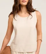 Musculosa sin mangas color crudo, confeccionada en sarga con efecto lino y cuello redondo.