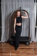 Vestido largo negro de red con corte en la cintura y cuello redondo.