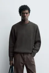 Jersey de punto con corte regular fit, cuello redondo y manga larga. Presenta un diseño de textura acanalada con acabados en rib en puños y bajo.