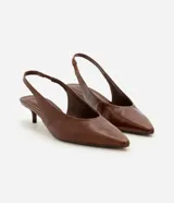 Zapatos slingback de cuero color marrón, con diseño destalonado, punta fina, taco kitten heel y tira elástica trasera.