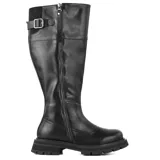 Bota de caña alta color camel, con cierre lateral y suela track. Presenta una hebilla decorativa en la parte superior de la caña.