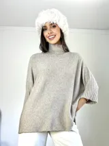 Poleron de punto color beige, con cuello alto y mangas tres cuartos con puños acanalados. Diseño holgado y oversized.