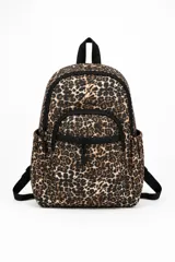 Mochila de tamaño mediano con estampado animal print de leopardo. Cuenta con un compartimento principal con cierre, un bolsillo frontal con cierre y bolsillos laterales abiertos. Incluye correas ajustables para los hombros y un asa superior.