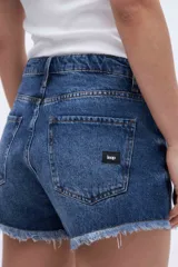 Short de jean azul con lavado medio, tiro alto y terminaciones desflecadas.