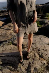 Faja ancha de cuero sintético negro con hebilla dorada y bolsillo lateral.