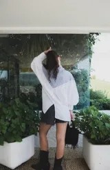 Blusa con cuello mao y mangas globo, confeccionada en algodón. La parte superior es de rayas azules y blancas, y la parte inferior es blanca con detalles de encaje.