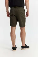 Bermuda chino de corte clásico color negro, con cintura fija y bolsillos delanteros y traseros.
