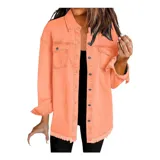 Campera tipo sobrecamisa de jean en color naranja, con corte oversize, cuello italiano, cierre frontal con botones metálicos y ruedo deshilachado. Cuenta con bolsillos frontales con solapa y mangas largas.