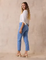 Pantalón verde esmeralda de gabardina elastizada, marca Zac & Rachel, de corte recto con pretina ancha pespunteada y largo al tobillo. Presenta bolsillos simulados.