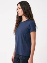 Remera deportiva negra de manga corta, con costuras laterales visibles y calce ajustado.