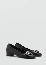 Zapato de tacón bloque bajo con punta redonda y detalle de hebilla decorativa en el empeine. Confeccionado en piel bovina con forro interior.