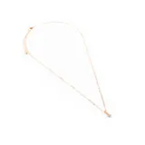 Collar dorado con cadena fina y dije pequeño en forma de estrella con incrustaciones de strass.