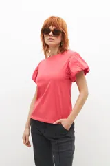 Remera fucsia de algodón con mangas cortas abullonadas.