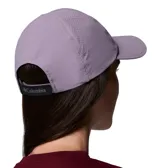 Gorra técnica Columbia modelo Silver Ridge IV Ball, color violeta, con tecnología Omni-Shield y Omni-Wick para repeler líquidos y absorber la humedad. Cuenta con perforaciones láser para mayor transpirabilidad y cierre posterior ajustable con velcro.