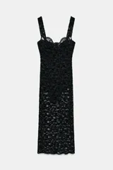 Vestido midi negro de encaje con escote corazón y tirantes anchos, incluye body interior.