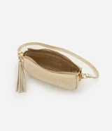 Cartera tipo baguette color dorado con efecto paja, cierre con hebilla y detalle de tassel. Incluye correa de mano y asa larga desmontable.