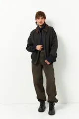 Polera color beige de poliéster reciclado, de cuello alto y manga larga.