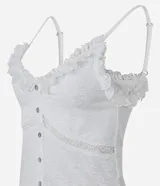 Pijama largo de dos piezas color blanco, compuesto por una musculosa con escote en V, tirantes finos regulables, detalles de encaje y botones frontales, y un pantalón largo con cintura elástica y cordón ajustable.