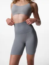 Short modelante de tiro alto con diseño seamless y textura acanalada. Confeccionado en microfibra, ofrece compresión localizada en la zona de la cintura para un efecto estilizante y una sujeción firme pero cómoda.