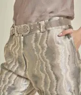 Cinturón plateado con strass y hebilla con incrustaciones.