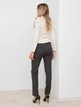 Pantalón de vestir marrón de la marca Zac & Rachel, corte recto, con bolsillos metálicos simulados en la parte delantera y bolsillos ojal simulados en la parte trasera.