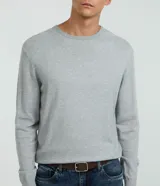 Suéter de punto para hombre, de corte clásico con cuello redondo, puños y bajo acanalados.