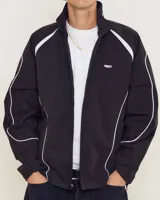 Campera tipo rompevientos de la marca Obey, con diseño a cuadros pequeños en tonos azul y blanco. Presenta cuello alto, cierre frontal completo, bolsillos laterales y detalles de líneas negras contrastantes que recorren el frente y las mangas. Incluye el logo de la marca bordado en el pecho.