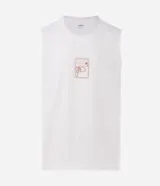 Musculosa blanca de algodón, de corte comfort y cuello redondo. Presenta un estampado localizado en el pecho con un diseño de palmeras y un atardecer en tonos rosados y naranjas.