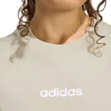 Remera de algodón Adidas con cuello redondo, mangas cortas con dobladillo y logo de la marca estampado en el centro del pecho.