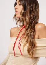 Blusa beige con hombros descubiertos, mangas largas acampanadas y confeccionada en tela stretch con lurex.