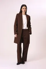 Pantalón de vestir marrón oscuro, de corte recto y holgado, con pinzas frontales y tiro alto.