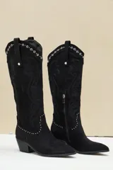 Bota texana de caña alta en color negro, con diseño bordado en el mismo tono, detalles de tachas metálicas en la parte superior y en el empeine, y taco cuadrado.
