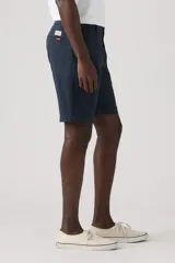 Short de gabardina azul marino con bolsillos laterales y traseros, de corte recto y tiro medio.
