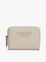 Billetera de poliuretano color beige con acabado liso, cierre de cremallera y dos compartimentos principales. Cuenta con el logo de Tommy Jeans texturizado en la parte delantera e insignia de la marca en el tirador.