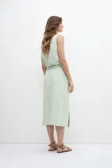 Falda midi verde manzana de lino, con corte recto, cintura alta y tajo lateral.