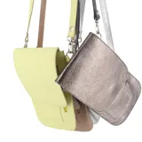 Bandolera tipo portacelular con porta documentos incorporado, realizada en cuero de diferentes texturas. Tiene correa regulable.