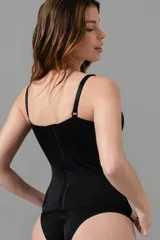 Corset largo con copa y aro, ballenas delanteras, breteles elásticos regulables y broches en la espalda con dos filas.