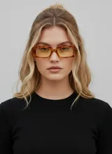 Lentes de sol con montura rectangular de acetato color carey (tortuga) y cristales tintados en amarillo.